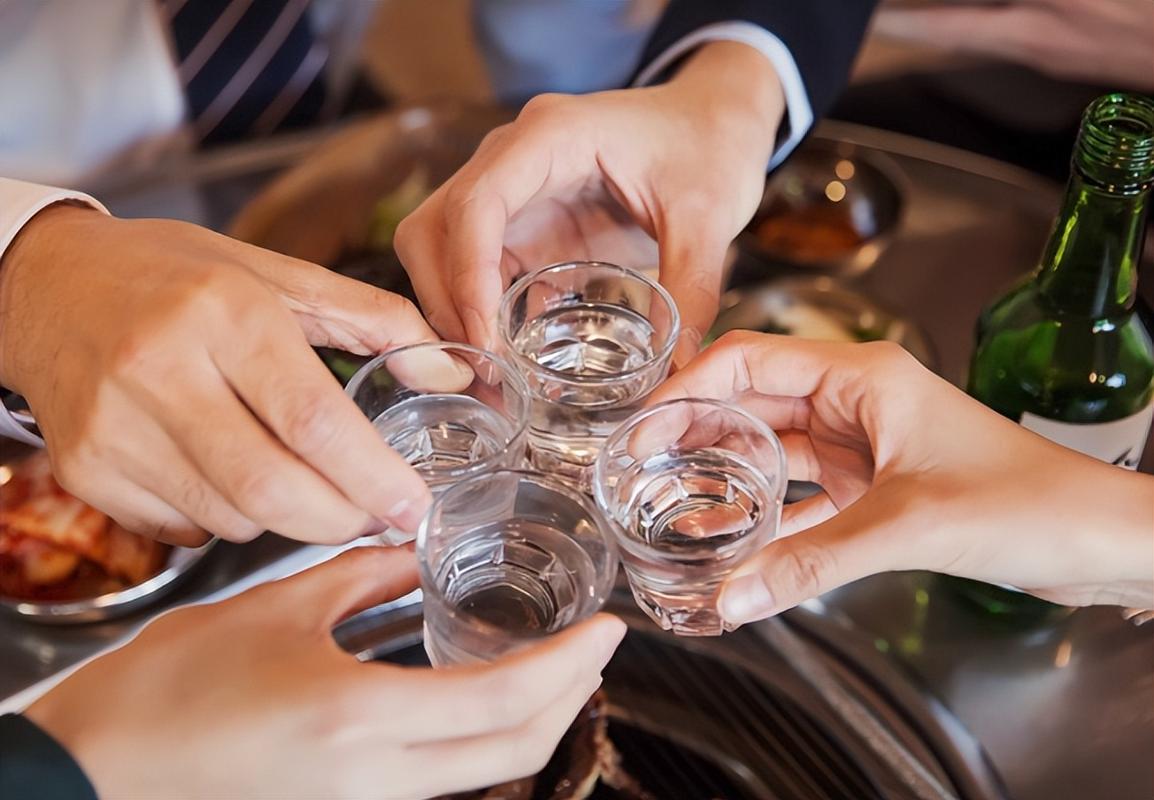 研究发现:一旦吃上降压药,这2件事就别再做了,反而会害了自己